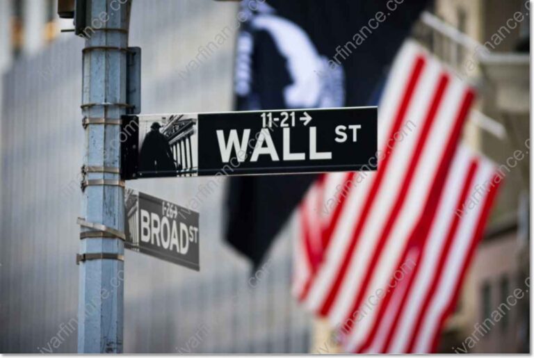 뉴욕 맨하탄 로어 금융가에 미국 깃발이 그려진 월스트리트 간판