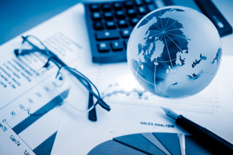 책상 위에 글로브와 차트가 있는 비즈니스 프레젠테이션