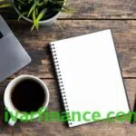 나무 탁자에 커피, 노트와 노트북