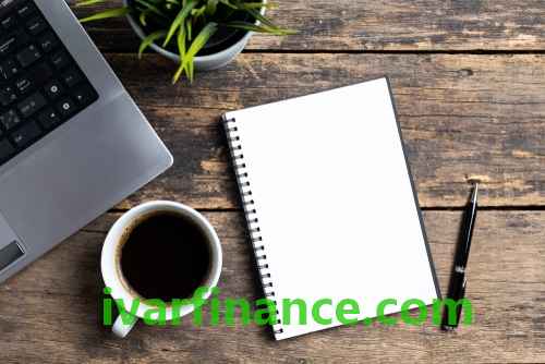 나무 탁자에 커피, 노트와 노트북