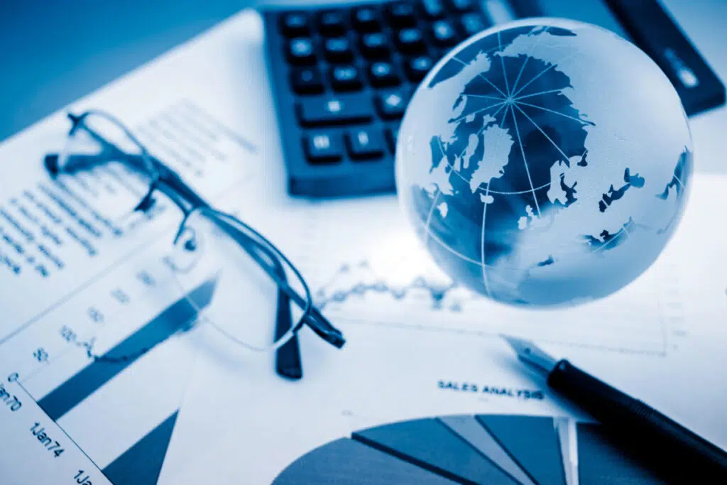 책상 위에 글로브와 차트가 있는 비즈니스 프레젠테이션